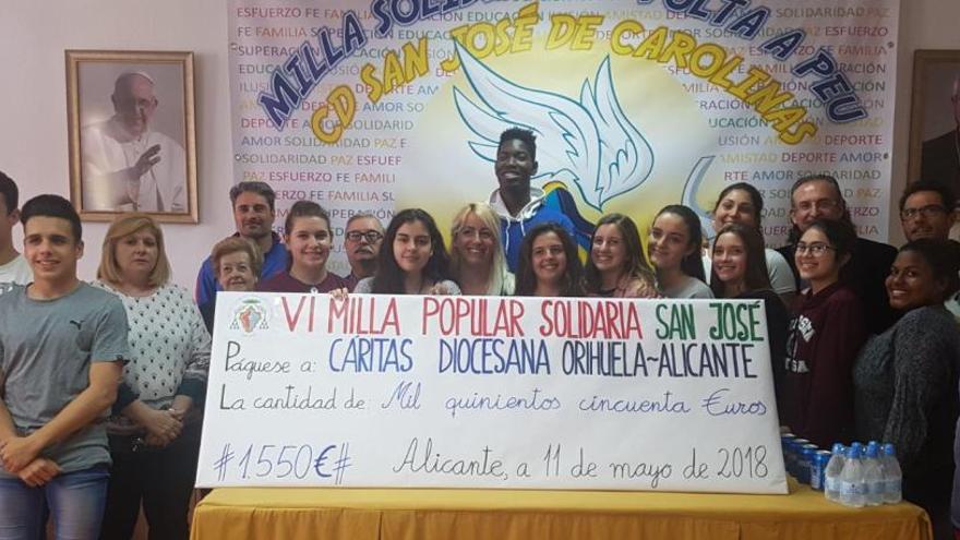 Cheque solidario a Cáritas para familias de Carolinas