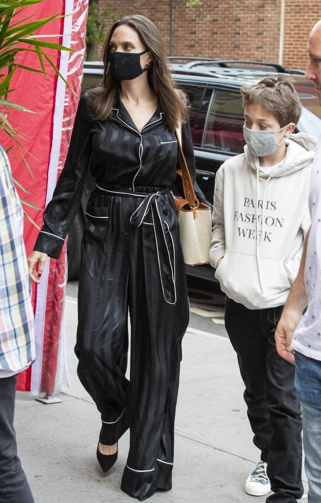 Angelina Jolie con pijama negro por las calles de Nueva York