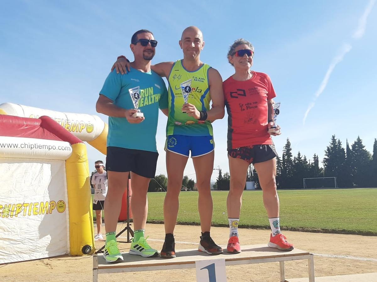 José Barberá, en el podio de la VIII Media Maratón en Pista de Ceutí (Múrcia).
