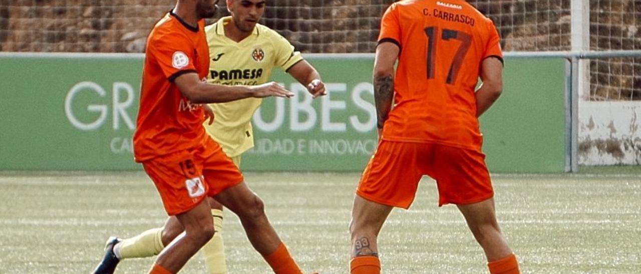 El Atzeneta controla el balón ante el Villarreal C en el partido en el Regit.