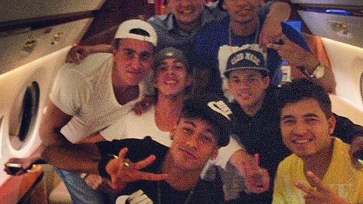 Neymar, con varios amigos, en el avión privado que lo ha trasladado de Río a Barcelona