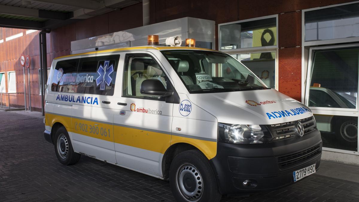 Una ambulancia en el Complejo Asistencial de Zamora