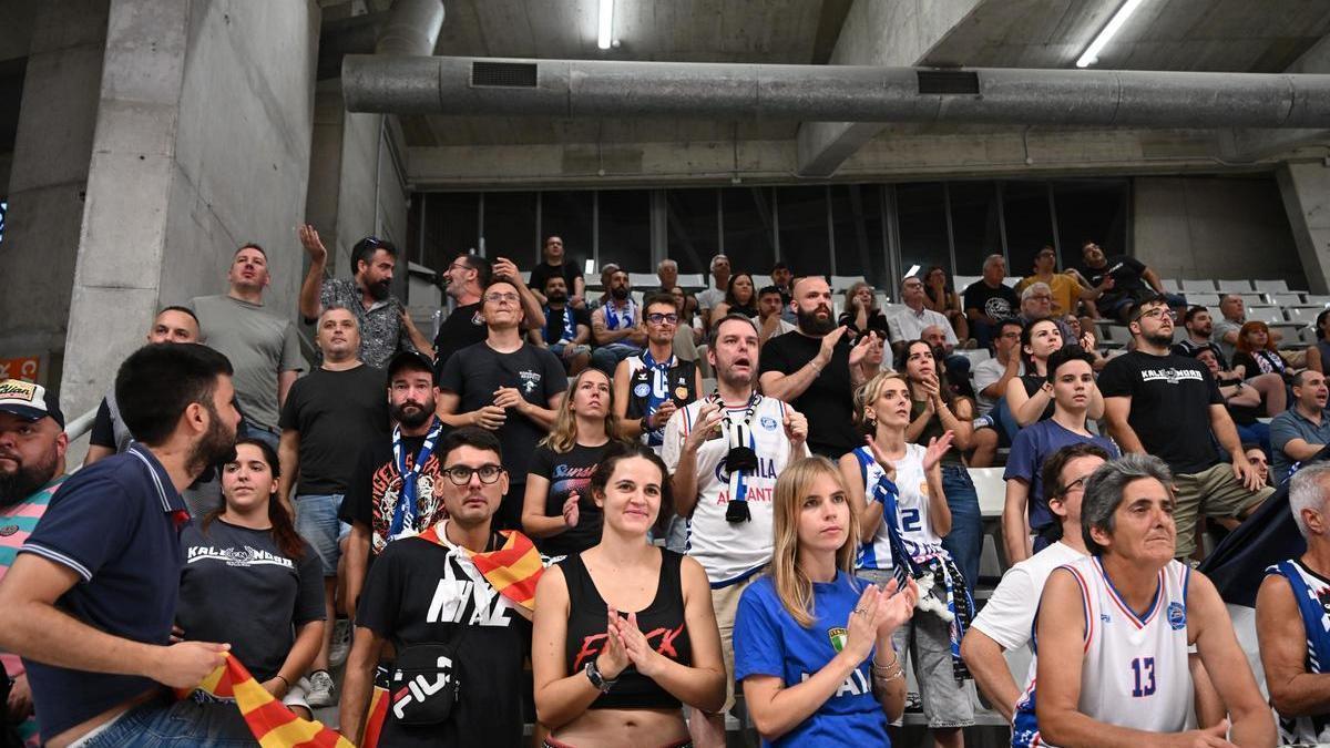 La afición del Lucentum anima a su equipo en el Centro de Tecnificación de Alicante en un partido.