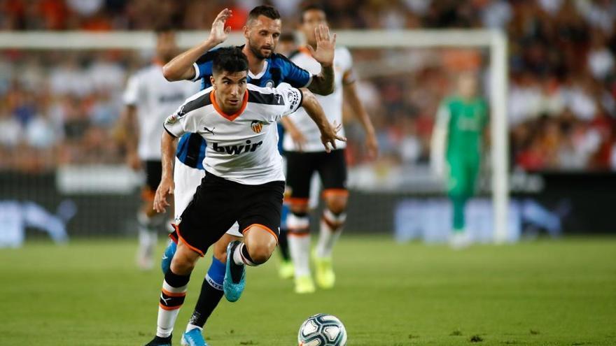 Carlos Soler se escapa de un jugador del Inter de Milan, en el partido del último trofeo Naranja.