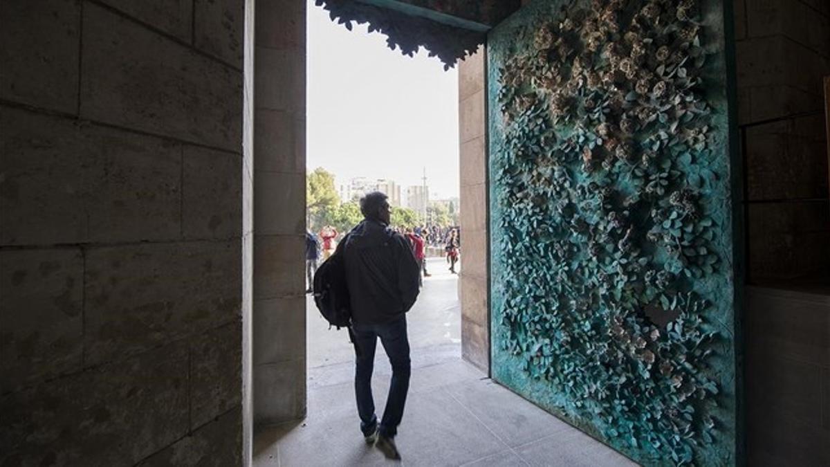 Puerta de bronce del portal de la Fe en la fachada del Naixement de la Sagrada Família, obra del escultor Etsuro Sotoo.