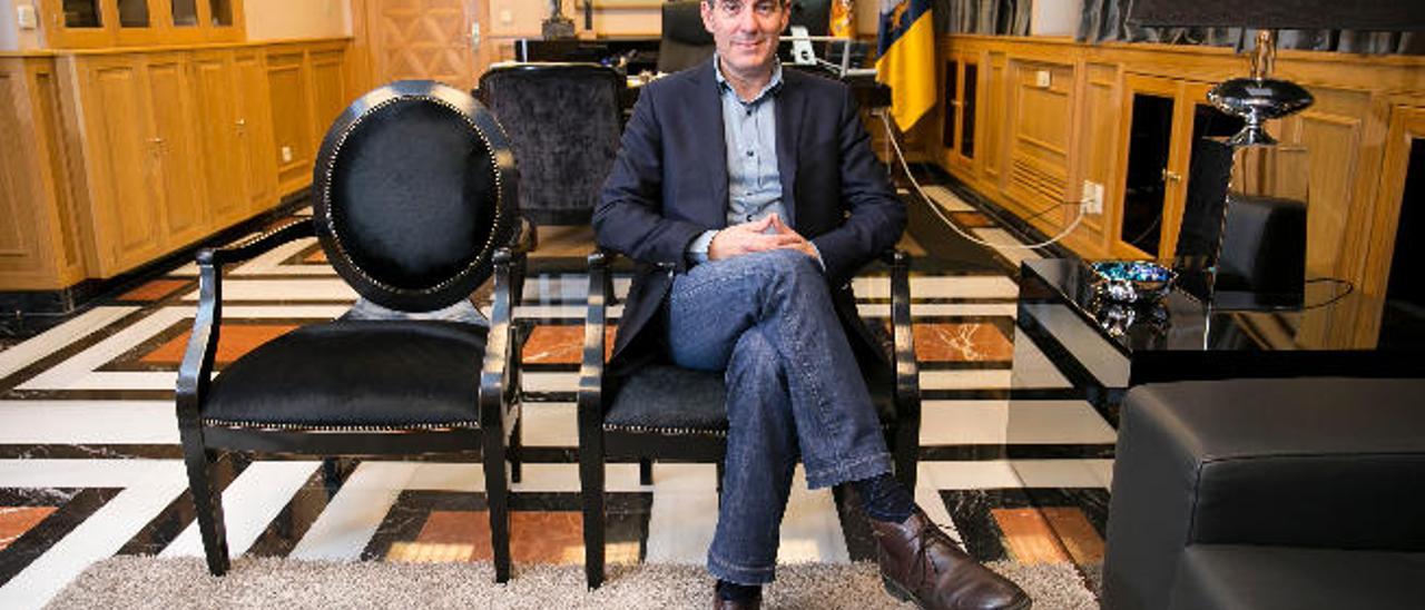 El presidente del Gobierno de Canarias, Fernando Clavijo, en su despacho en la capital grancanaria.