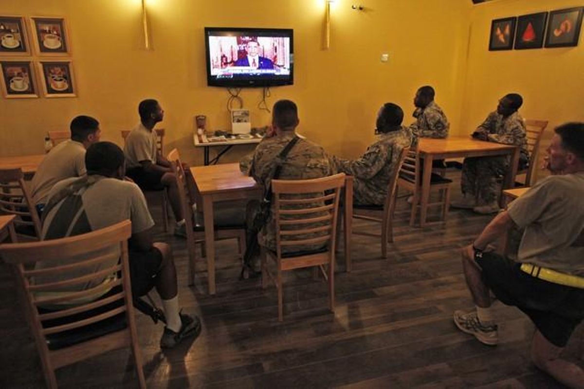 Soldats nord-americans veuen l’anunci del president Barack Obama per televisió a la base aèria de Kandahar, al sud de l’Afganistan.