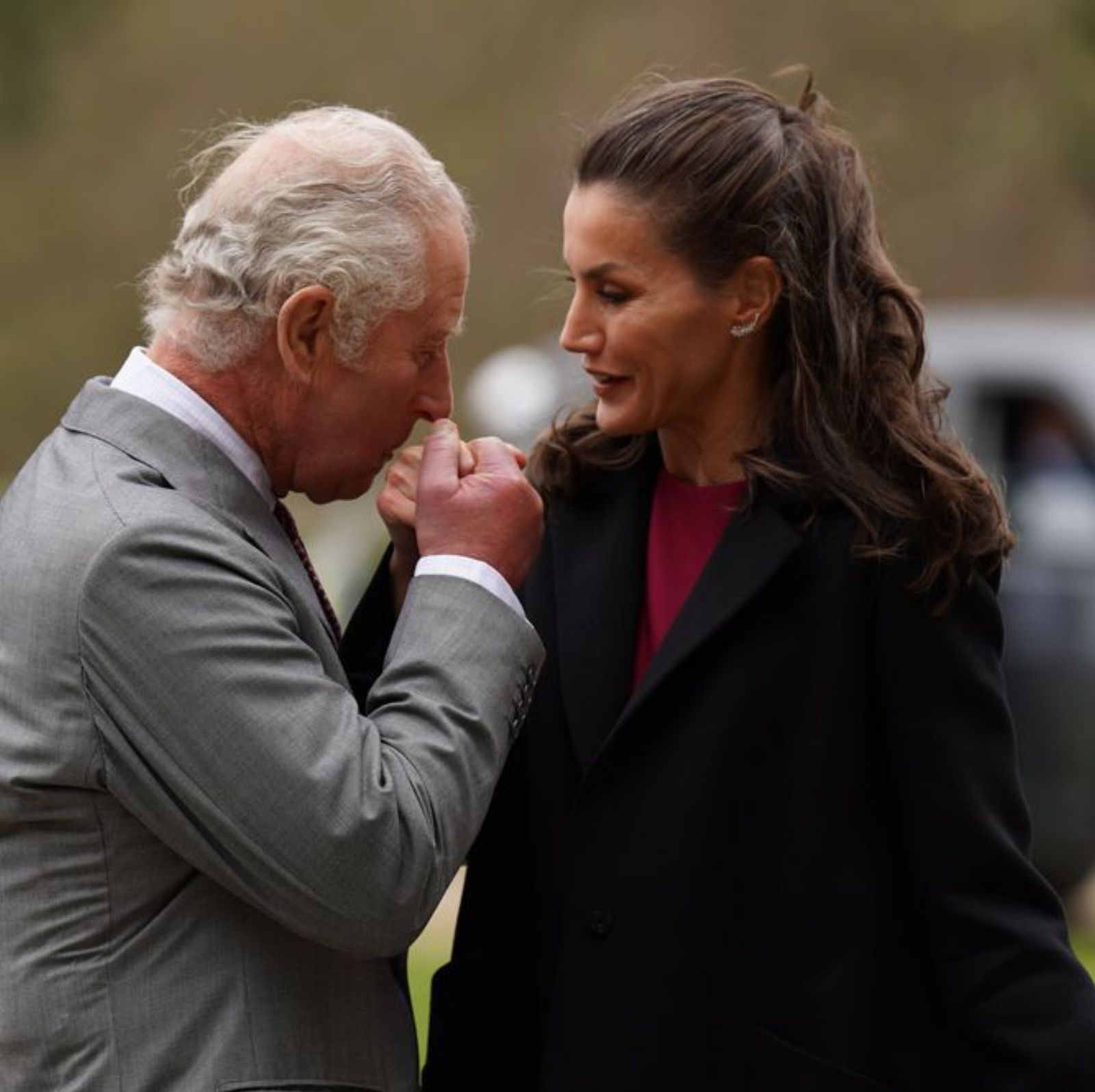 Carlos de Inglaterra, el pasado abril, recibiendo a la Reina de España en Bishop Auckland. | E. P.