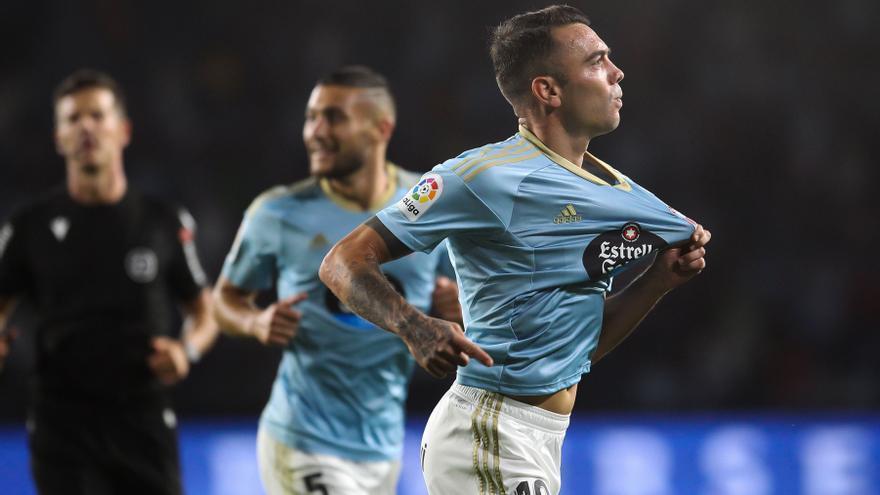 El delantero del Celta de Vigo Iago Aspas celebra un gol contra el Cádiz en el estadio Balaídos de Vigo.