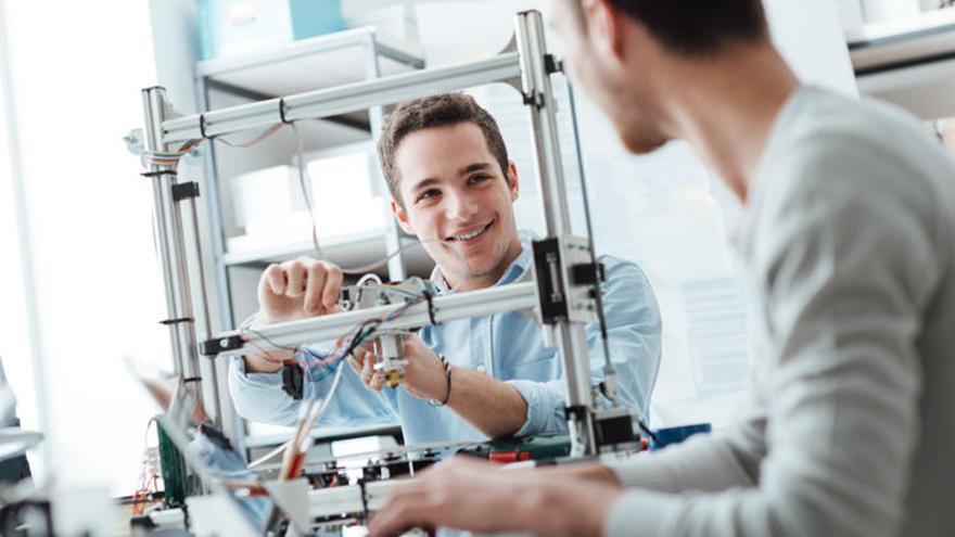 Estudiantes trabajando en el laboratorio