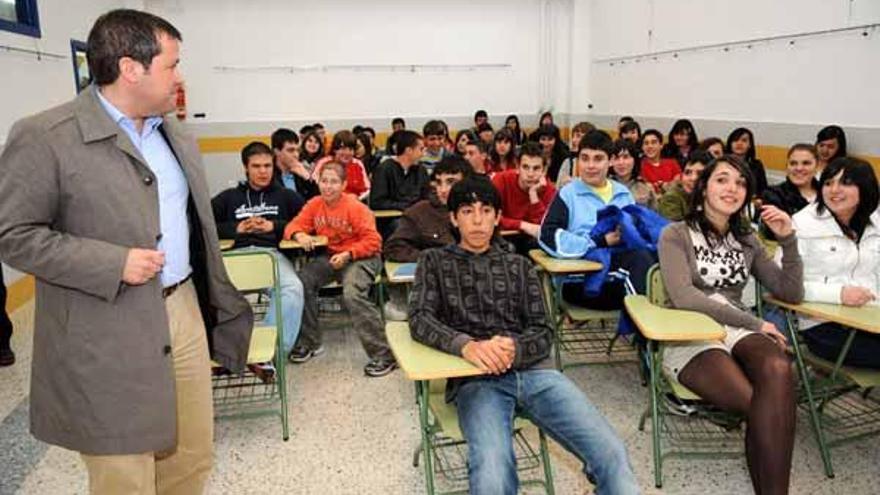 El alcalde, Perfecto Rodríguez, con alumnos participantes en el congreso.