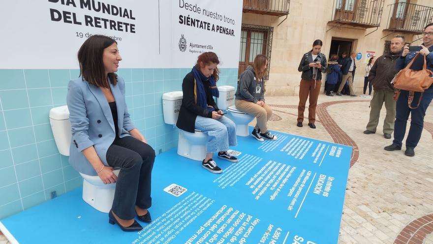 Retretes que hablan en Elche para concienciar de un mundo mejor