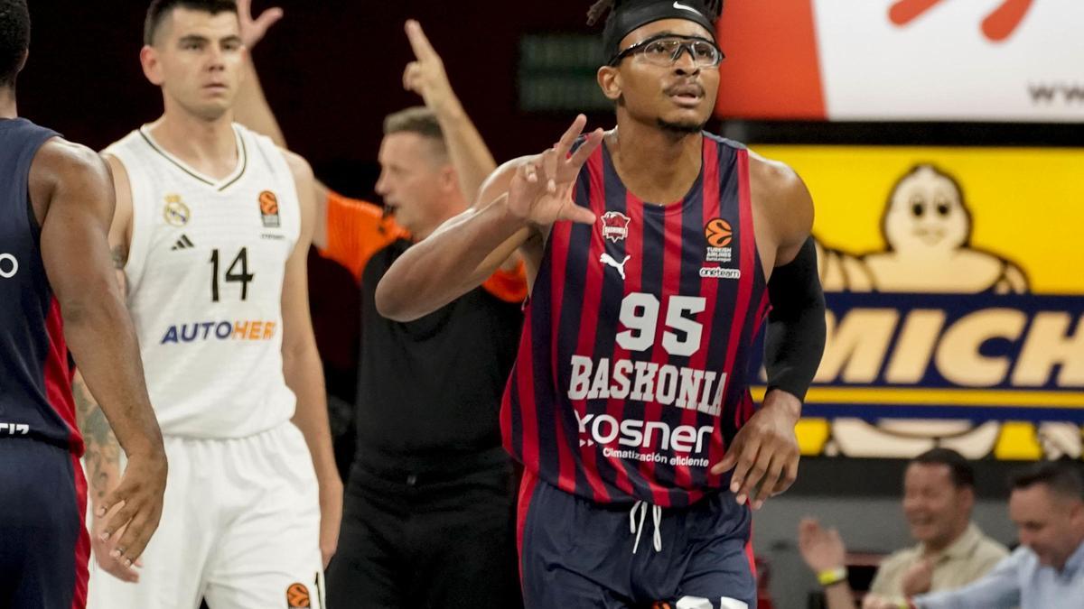 Chima Moneke celebra una acción durante el Baskonia - Real Madrid.