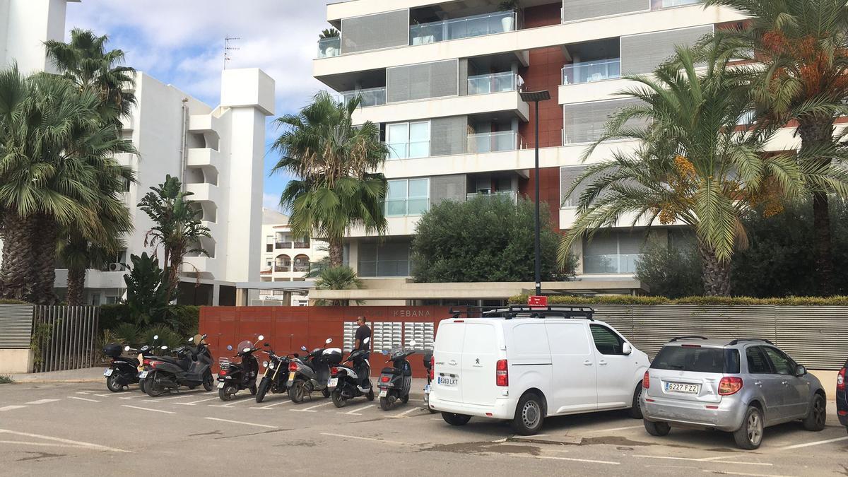 Uno de los edificios de Ibiza en los que los agentes están realizando registros.