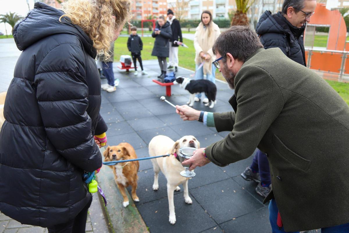 Manuel Fernández Rico bendice a dos perros en Cerro Gordo.