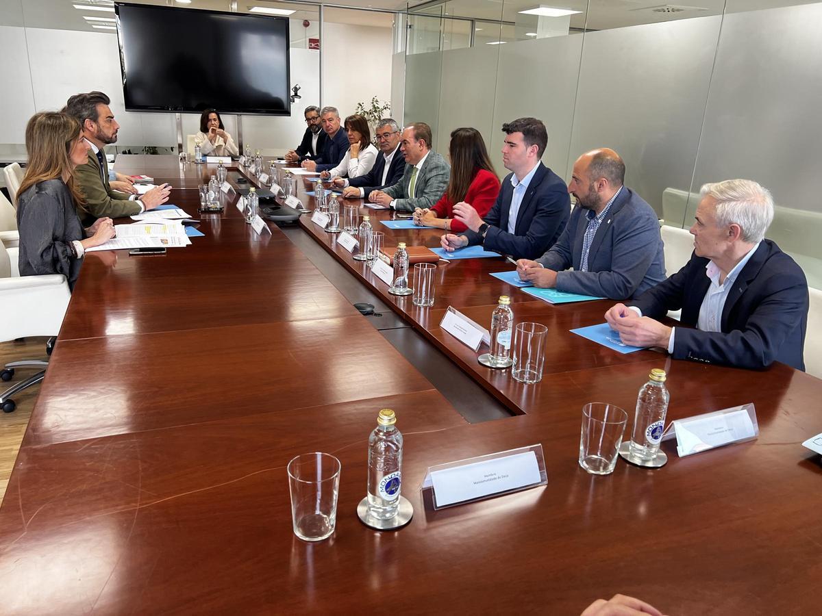 Reunión de los ocho alcaldes que conformarán la mancomunidad, con Diego Calvo, en junio del año pasado.