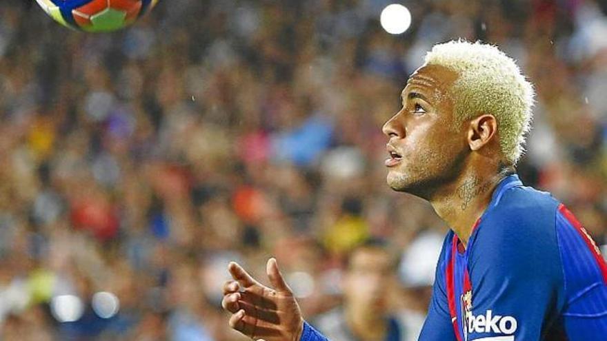 Neymar jugant amb la pilota del partit contra l&#039;Alabès, dissabte