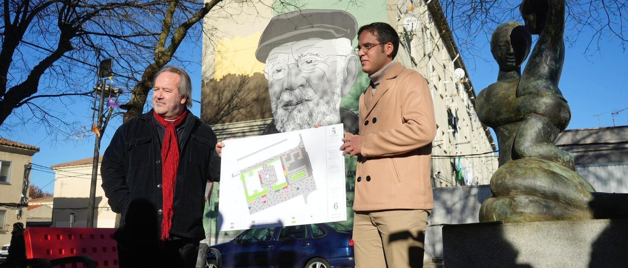 Francisco Guarido y Pablo Novo presentan la remodelación de la plaza de Ángel Bariego.