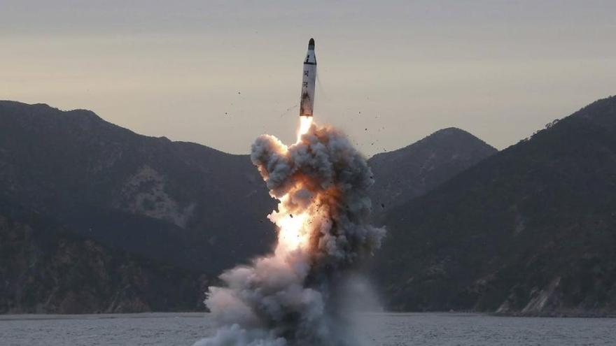 Corea del Norte lanza un misil de medio alcance justo antes del encuentro entre Trump y Xi