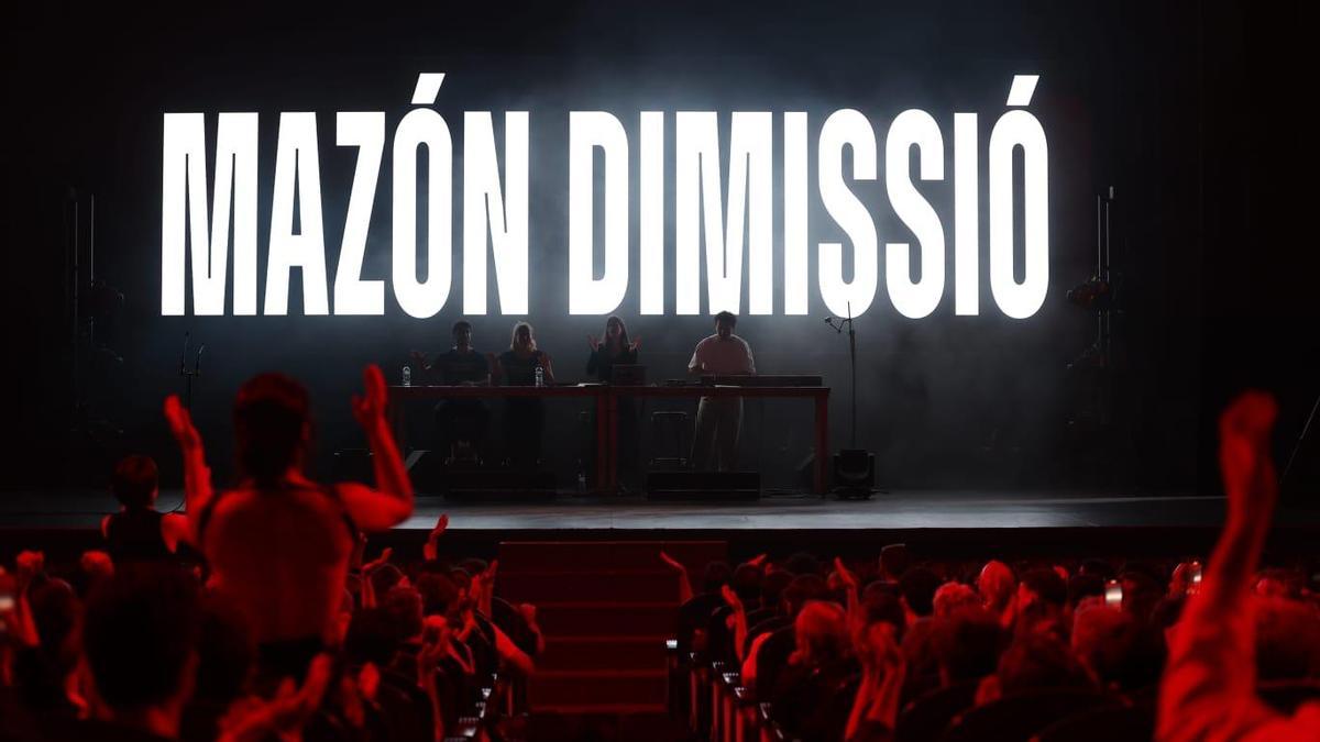 Protesta al inicio de la gala del Sindicato de Actores y Actrices Valencianos: "Mazón dimisión"