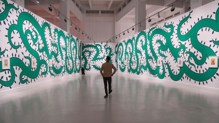 El artista, posando para los fotógrafos en el CAC Málaga. | DANIEL PÉREZ / EFE