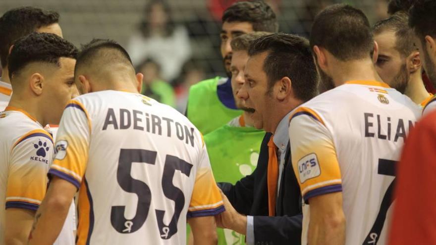 El técnico, Juan Carlos Guillamón, da instrucciones en un tiempo muerto.