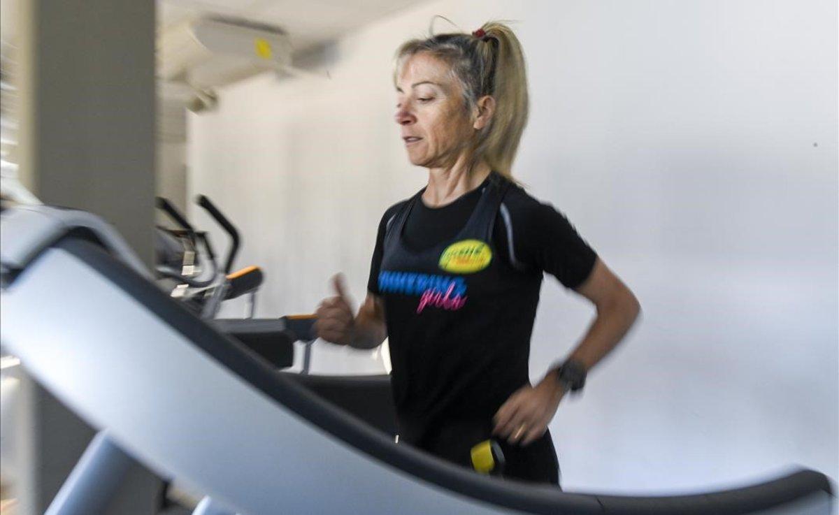  Mari Carmen Paredes   corredora paralimpica casi invidente  calentando en una cinta en el gimnasio Delfos de Cornella 