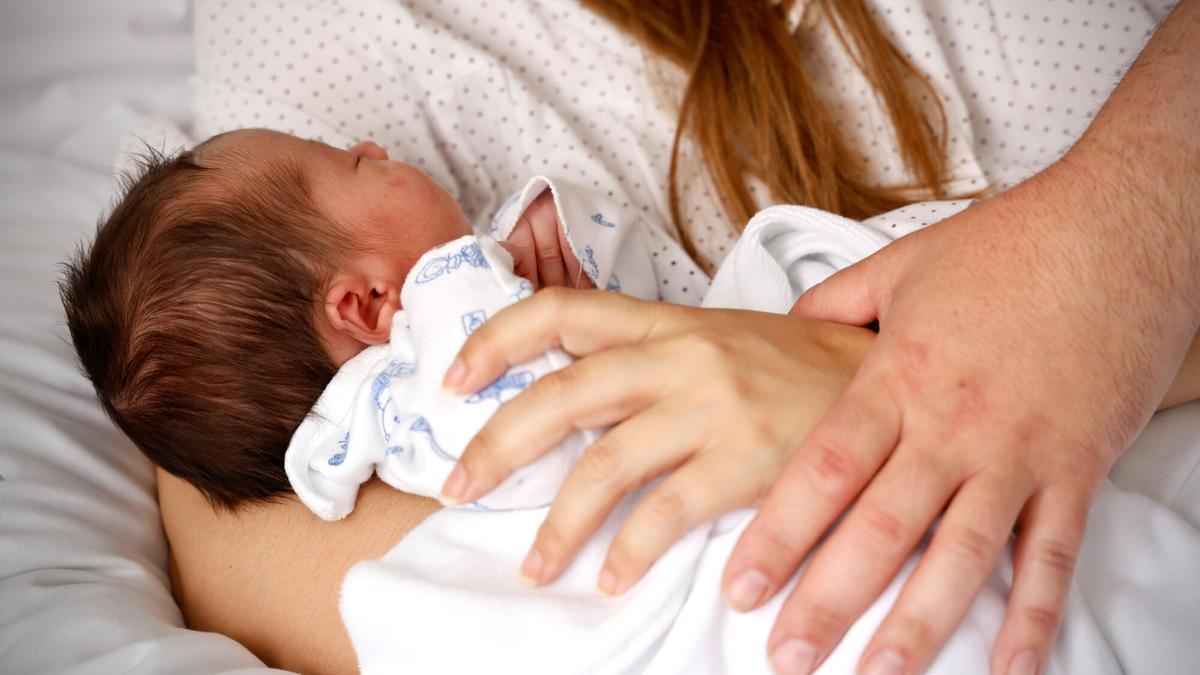 Bebe recién nacida, en un hospital del SAS.