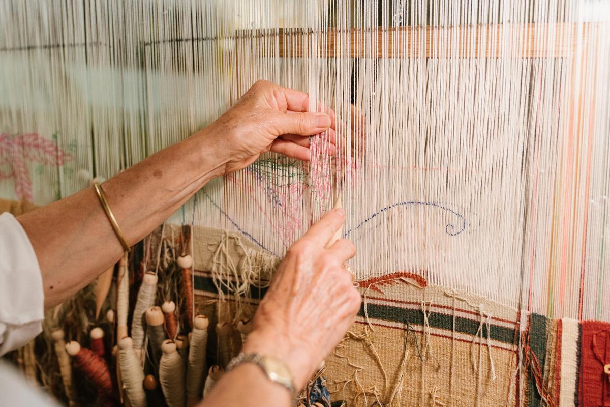 Laura de la Calle, doctora en Historia del Arte e impulsora del taller Vian Tapices, en Madrid.