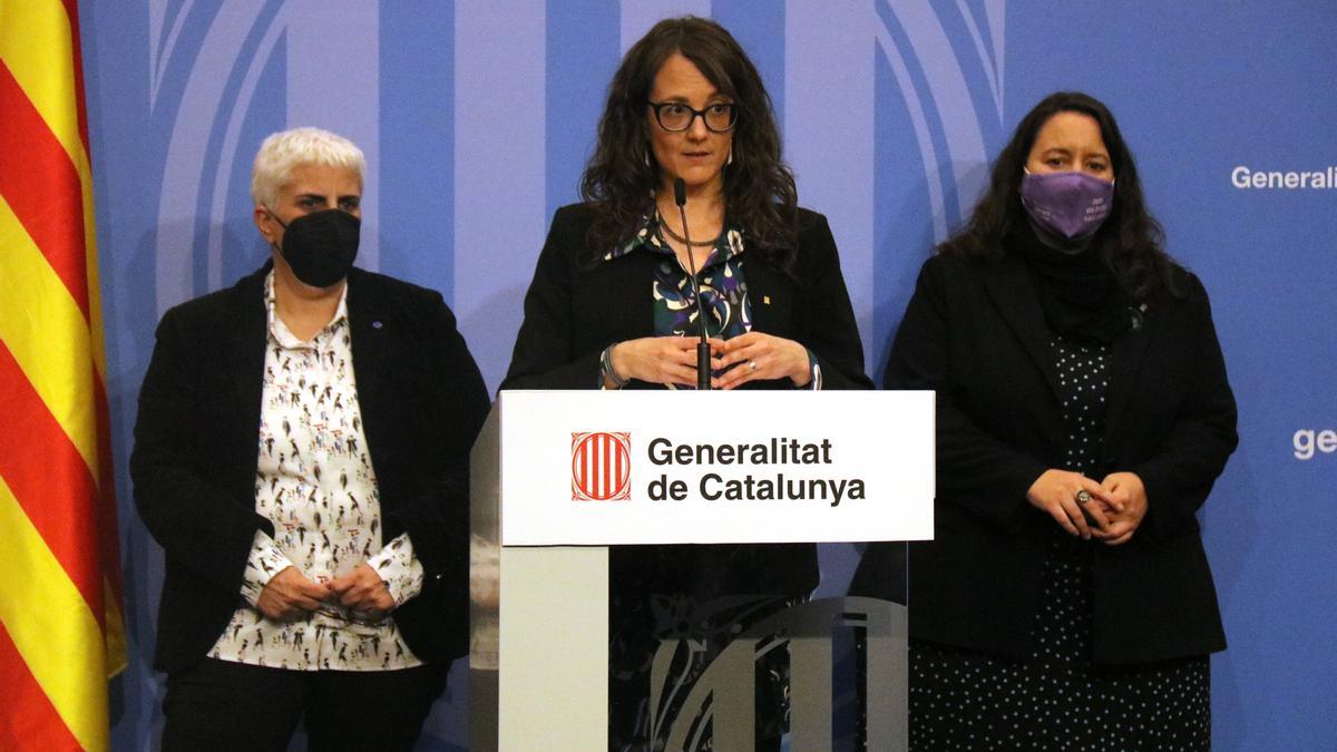 La consellera d&#039;Igualtat i Feminismes, Tània Verge, amb la secretària de Feminismes, Montserrat Pineda, i la directora general per a l&#039;Erradicació de les Violències Masclistes, Laia Rosich, durant una roda de premsa