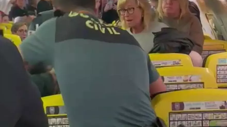 Momentos de tensión en el vuelo entre Lanzarote y Santiago al negarse un pasajero a bajar
