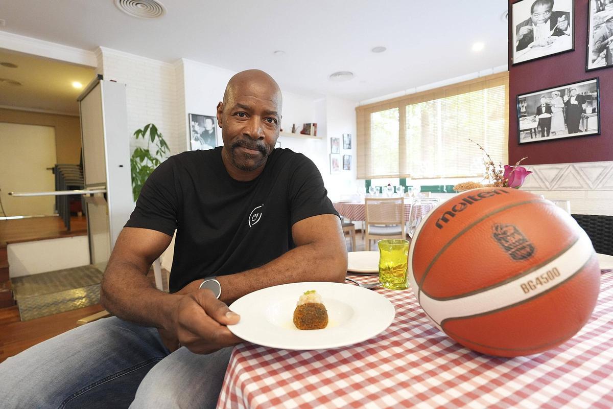 Darryl Middleton amb un dels plats del seu menú com a xef privat.