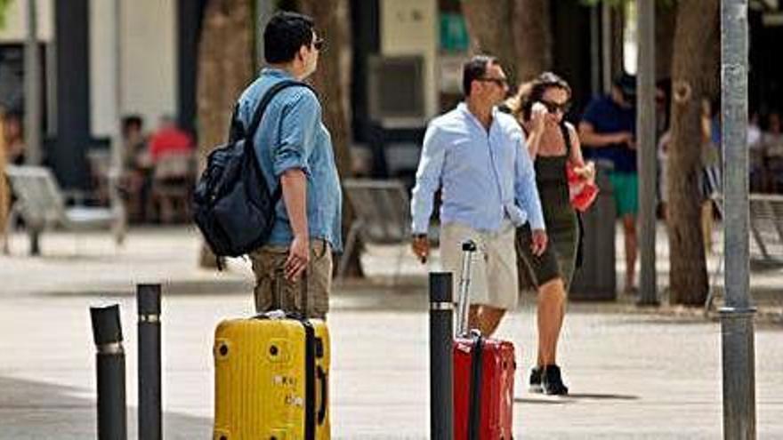 Un turista con sus maletas en la plaza del Parque de Ibiza, en julio pasado.