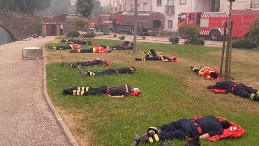 Una foto dels bombers descansant es fa viral