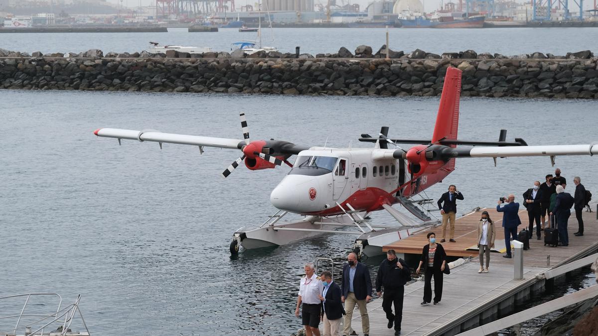 Surcar Airlines, la compañía que pretende comunicar las dos capitales de Canarias con hidroaviones de pasajeros, realiza un amaraje de prueba en el puerto de Las Palmas de Gran Canaria, con el presidente del Parlamento de Canarias, Gustavo Matos, entre sus viajeros.