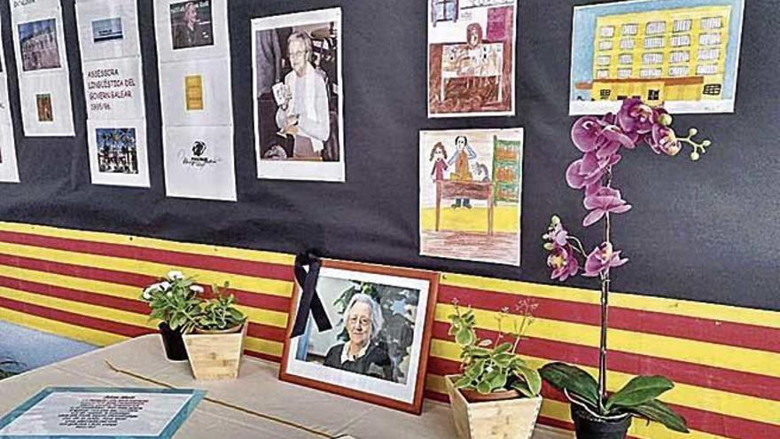 La mesa de condolencias junto al mural dedicado a Aina Moll.