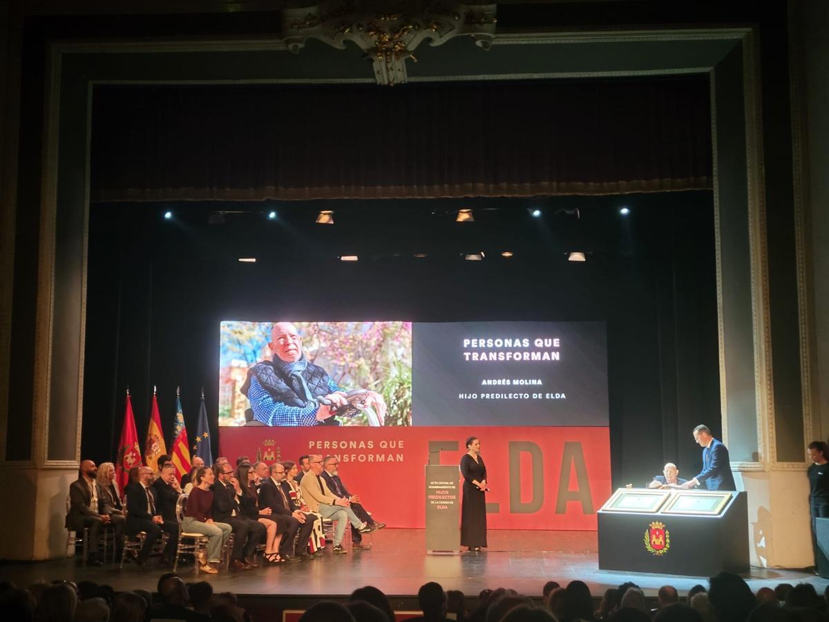 Andrés Molina firmando en el libro de honor del ayuntamiento.