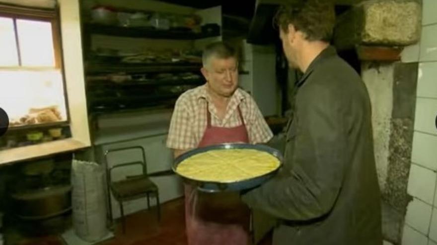 El panadero Patricio Gómez, izqda., y el chef Jock Zonfrillo cuando visitó el horno en 2014