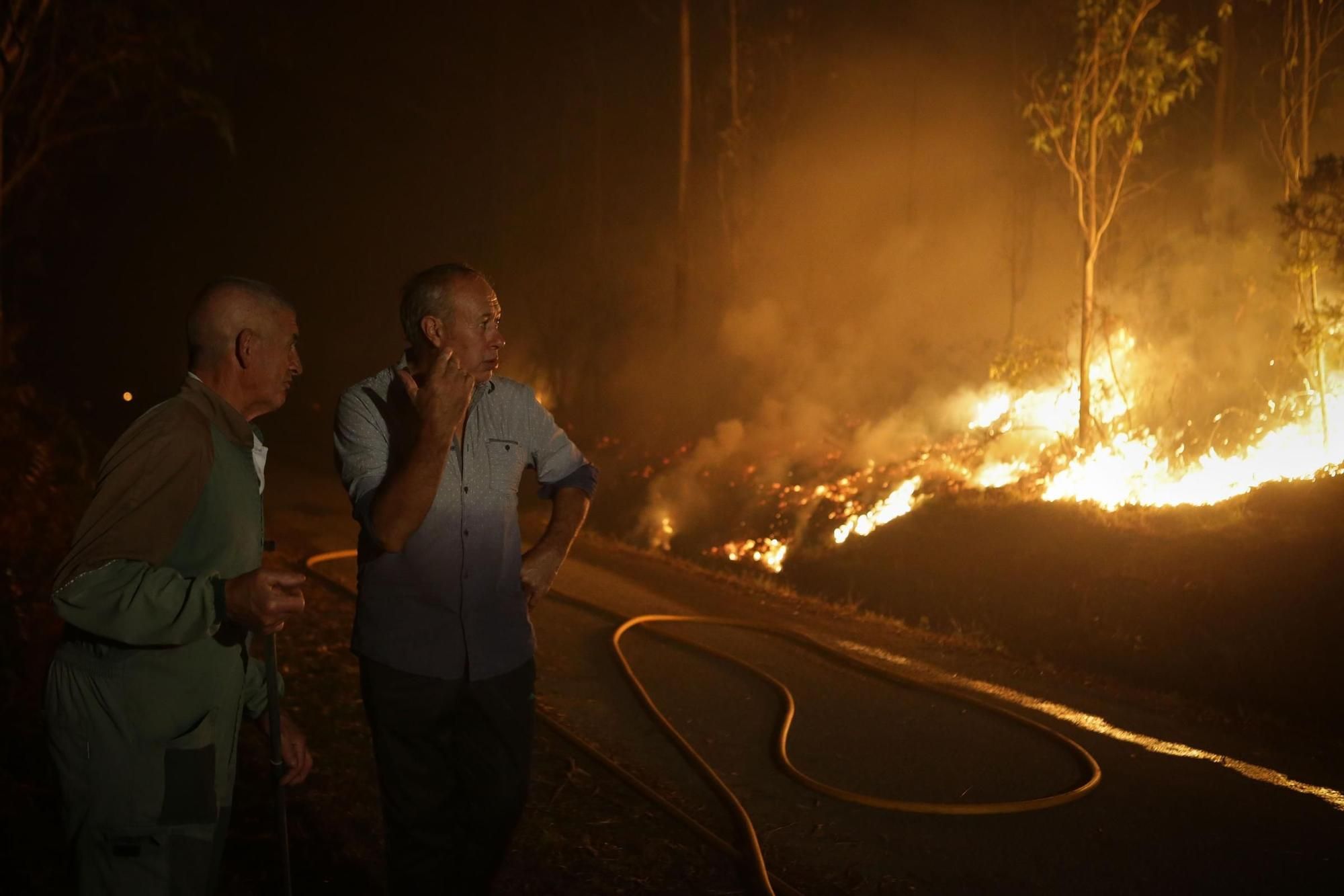 Incendio en Trabada: el fuego se acerca a las casas