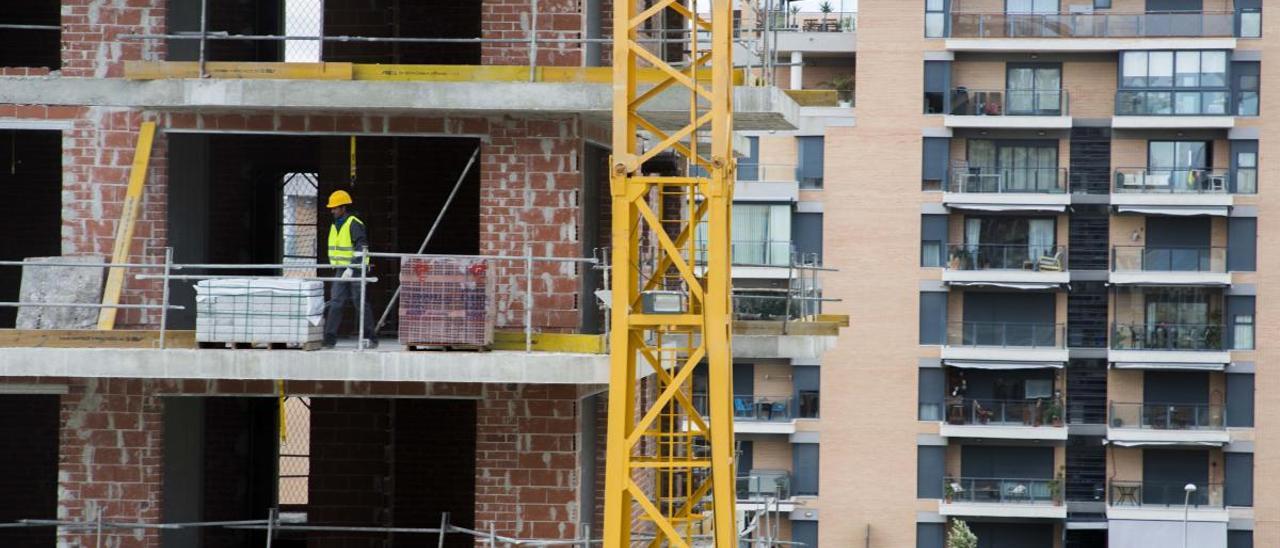 El sector de la construcción reanuda el próximo martes las obras en las 12.000 viviendas paradas