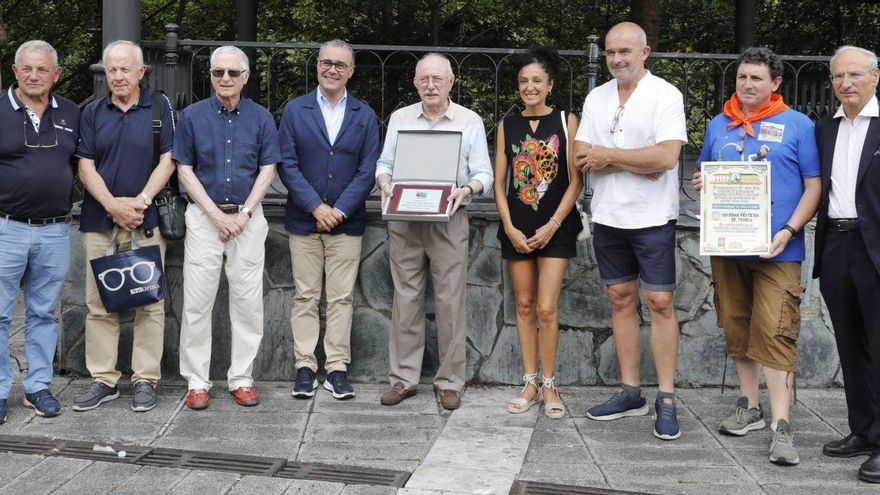 Por la izquierda, Secundino Arias; José Antonio Álvarez; José Flórez; Antonio González-Busto; José Antonio Díaz Monjil con la placa de «Trubieco del Año»; Natalia Sánchez; Valentín Álvarez; Rubén Arias, con el diploma que la asoicación de aprendices entregó a SOFETRU y Antonio Cuestas. | FERNANDO RODRÍGUEZ