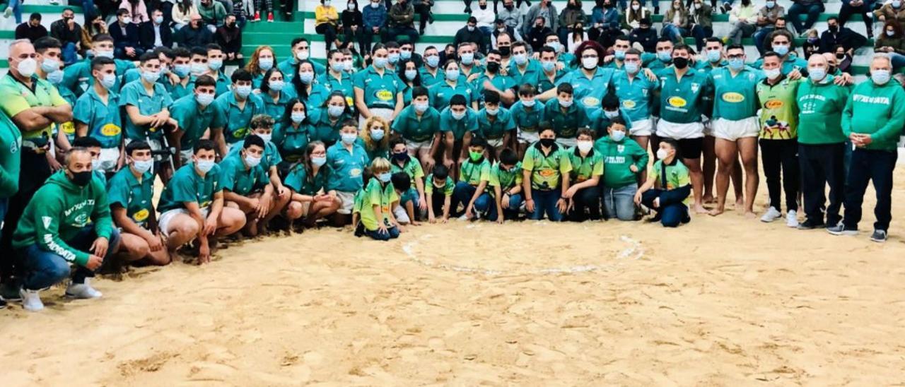 Los integrantes de la gran familia que forma el Club de Lucha Maxorata de Fuerteventura, Medalla de Oro de Canarias. | | E.D.