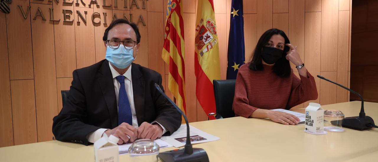 El conseller de Hacienda, Vicent Soler, y la delegada del Consell en Castellón, Eva Redondo, este martes en Castelló.