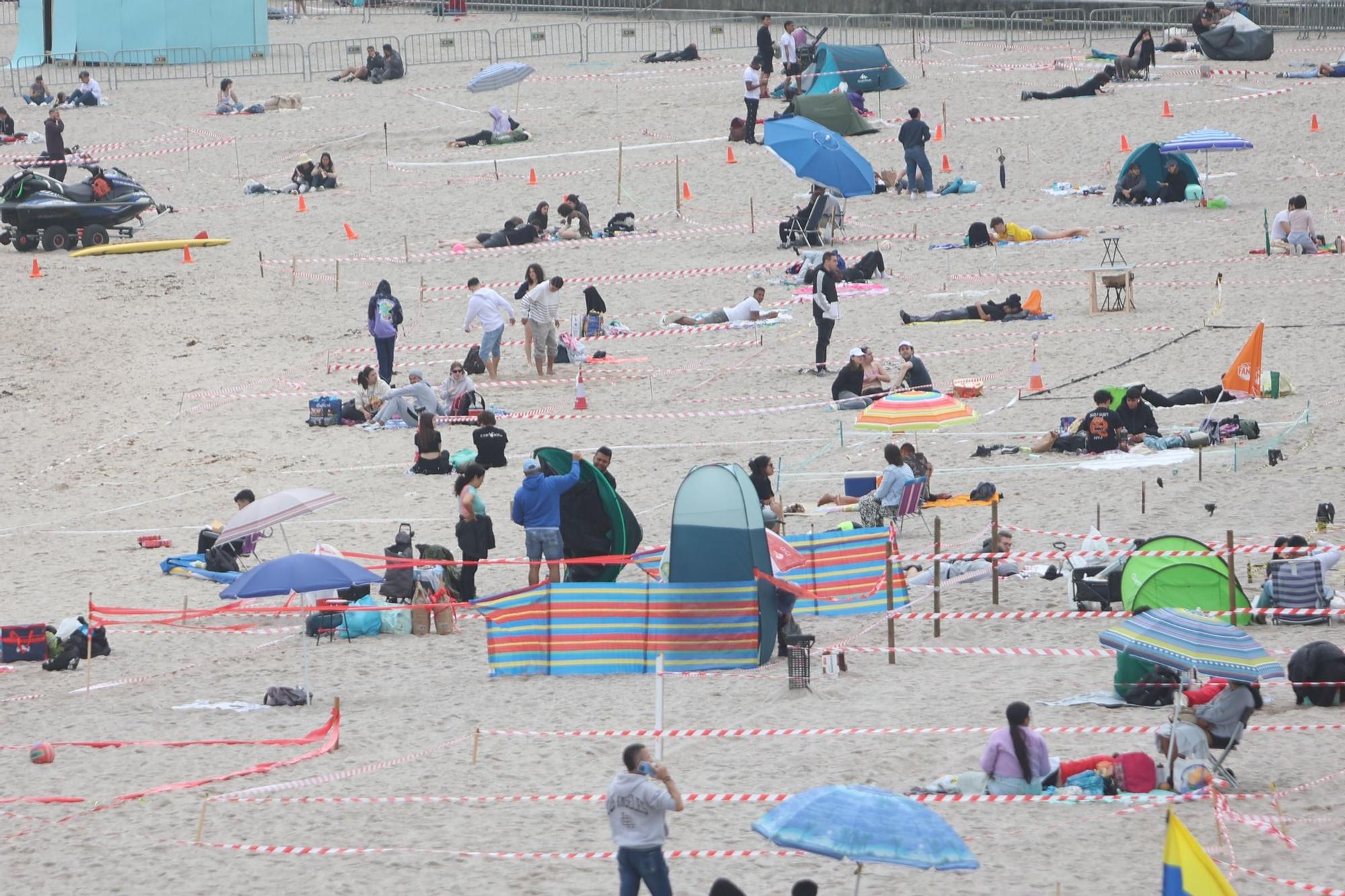 La gente ya espera en la playa (Foto: Iago López)