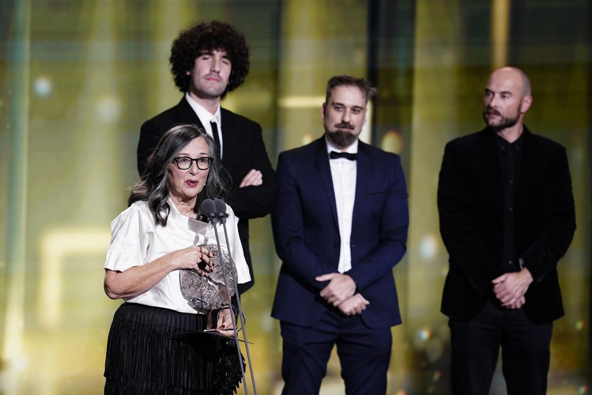 La productora Chelo Loureiro recoge el premio a Mejor Largometraje de Animación por Decorado durante la gala de la 31 edición de los Premios José María Forqué, en el Palacio Municipal de IFEMA, a 13 de diciembre de 2025, en Madrid (España). Los Premios Cinematográficos José María Forqué, conocidos como ‘Premios Forqué’, fueron creados en 1996 por la Entidad de Gestión de Derechos de los Productores Audiovisuales (Egeda) para honrar la memoria de José María Forqué, figura en la cinematografía española y primer presidente de Egeda. EGEDA creó el premio con el objetivo de difundir la importancia de la industria audiovisual española e impulsar la figura del productor cinematográfico. 13 DICIEMBRE 2025 A. Pérez Meca / Europa Press 13/12/2025. Chelo Loureiro;;A. Pérez Meca;