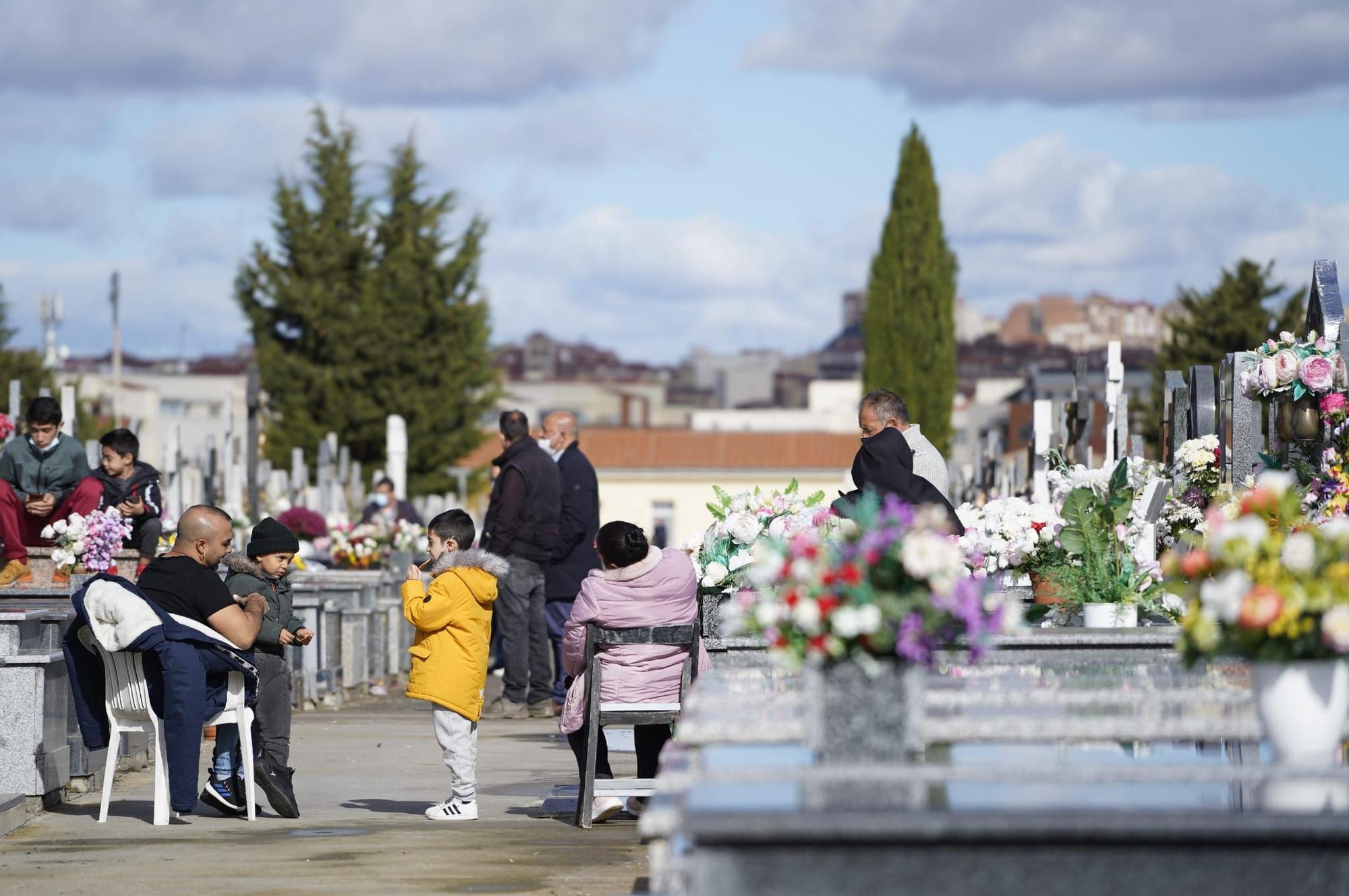 GALERÍA | Las imágenes del Día de Todos los Santos en el cementerio San Atilano de Zamora