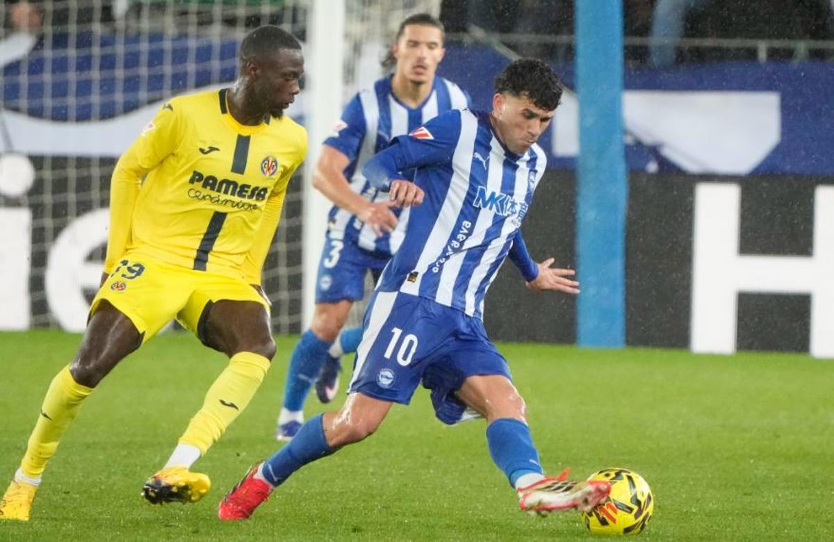 Pepe disputa un balón.
