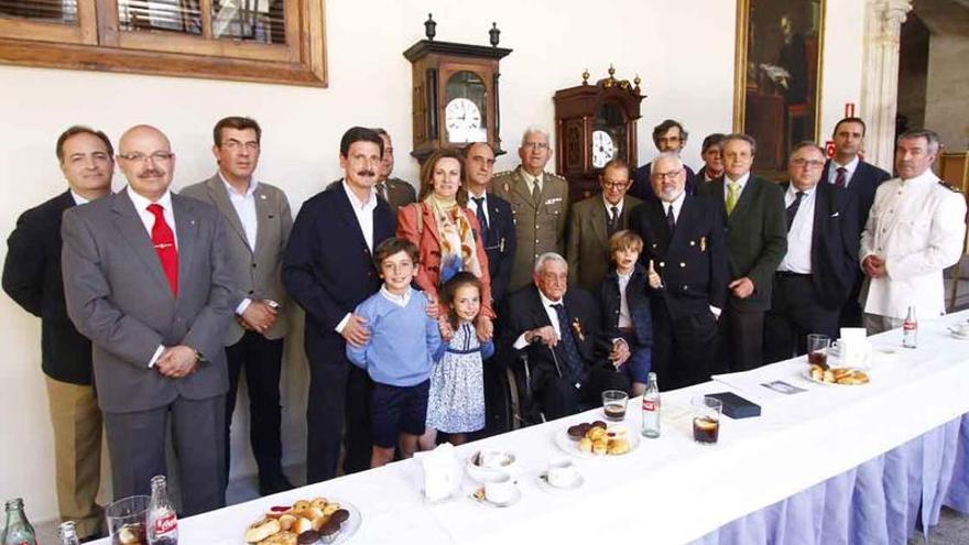 Dionisio Alba recibe la máxima distinción de la Real Liga Naval Española