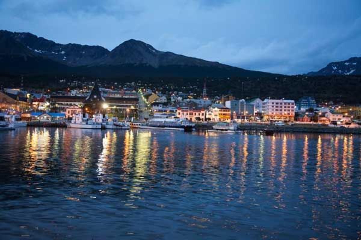 Vista panorámica del puerto de Ushuaia de noche.