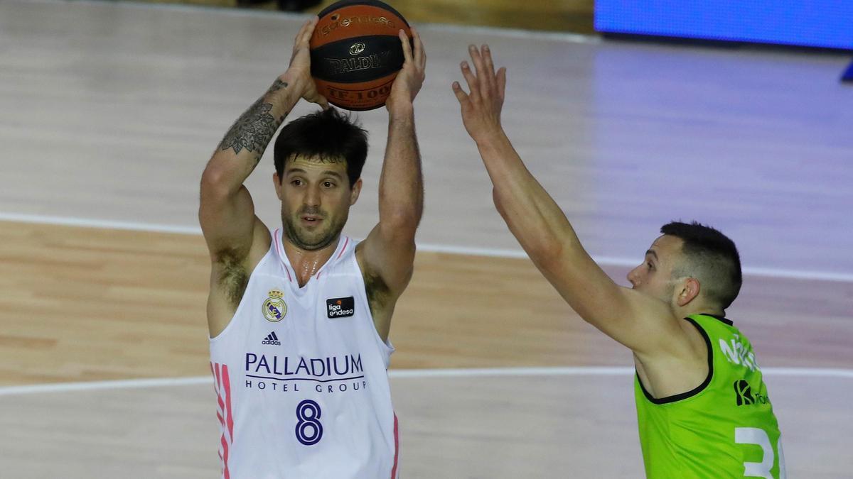 Laprovittola y Novac, en una acción del Fuenlabrada-Real Madrid.